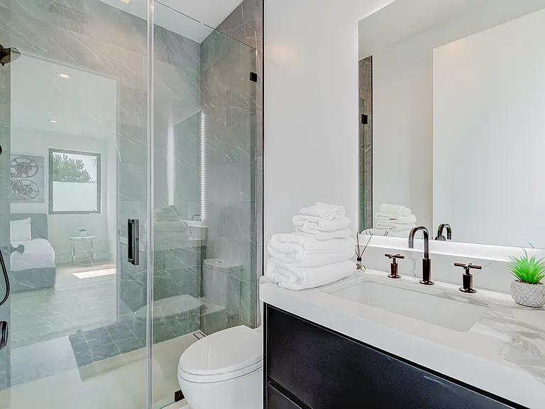 467 S Swall Dr — Photo 21
