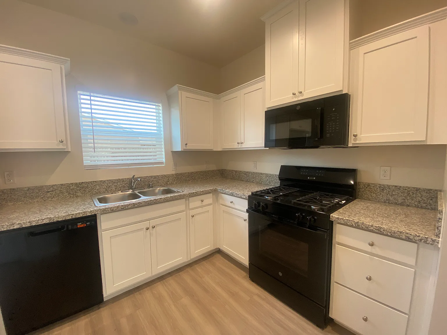 2 bed, 940 sqft, $1,870 — Photo 4