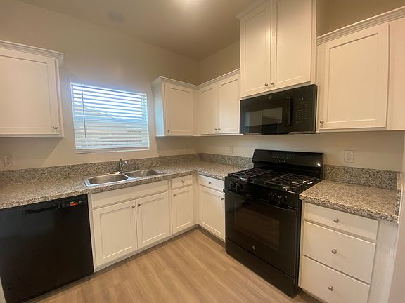 5th image of 4104 E Kaweah Ave
