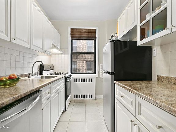 4th image of 221 E 18th St APT 5G