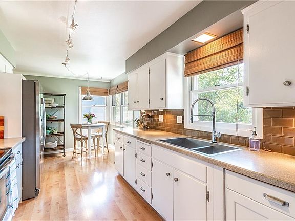 3rd image of 2635 Terry Ave