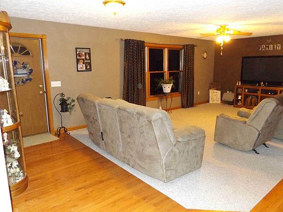 3rd image of 907 Hickory Dr