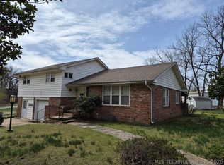 222 SE 3rd St, Pryor, OK 74361
