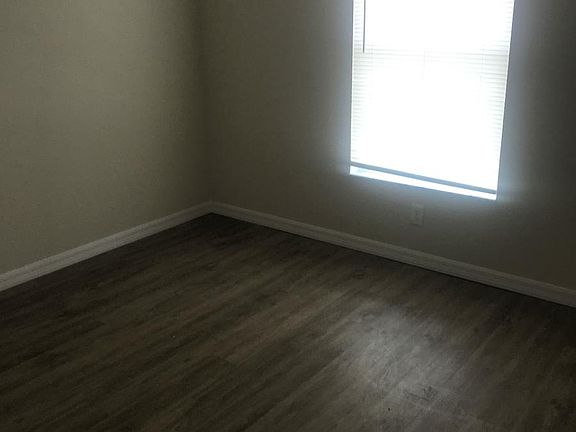 3rd image of 5 Dogwood Circle Pl