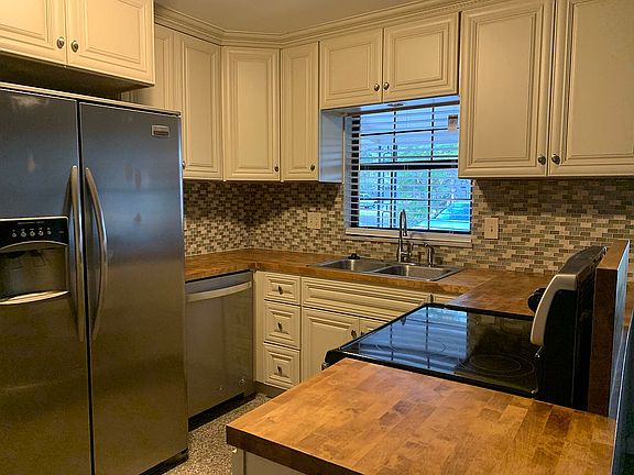 3rd image of 7 Lotus Lake Dr