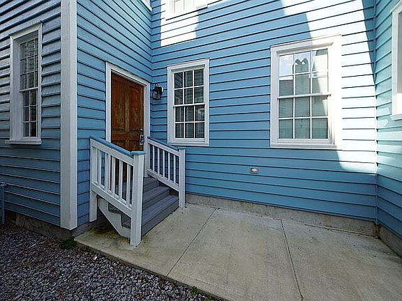 4th image of 126 Logan St