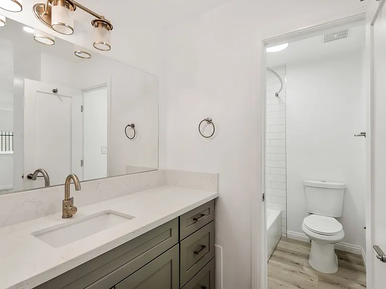 1555 S Saint Andrews Pl — Photo 15
