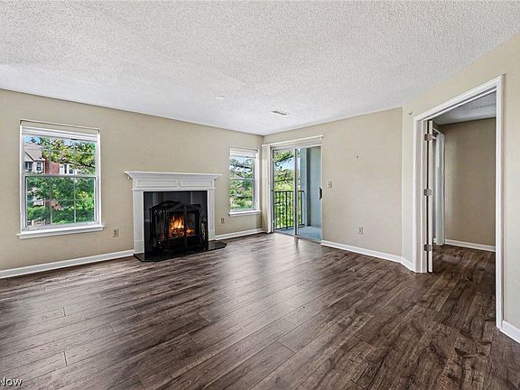 4th image of 220 Fox Hollow Dr