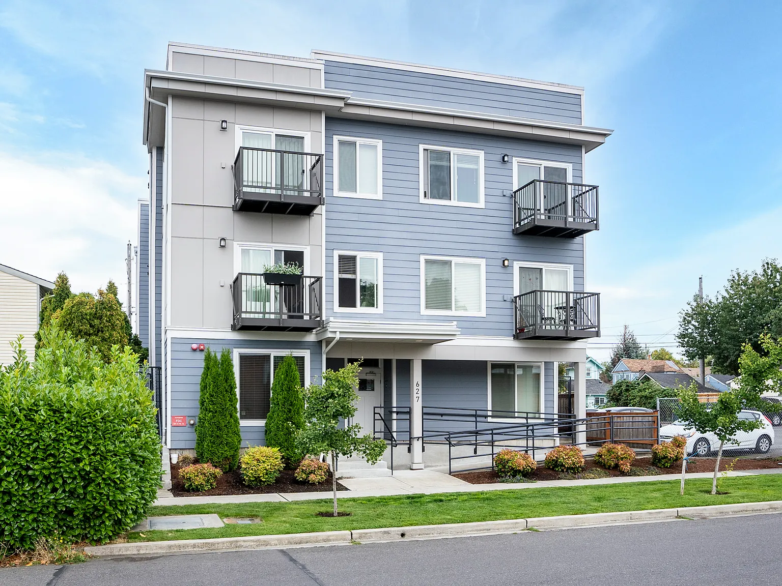 627 N Fife St — Photo 1