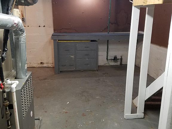 2nd image of 807 W Mullan Ave