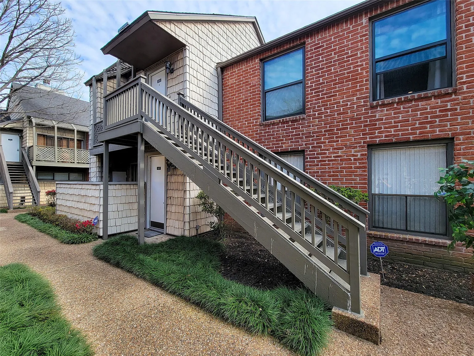 2 bed, 1.5 bath, 1018 sqft, $1,850 — Photo 2