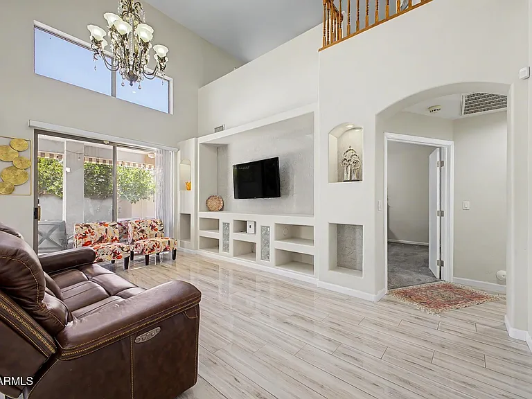 1015 E Irma Ln — Photo 7