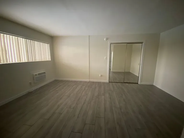 Tarzana Terrace Apartments — Photo 40