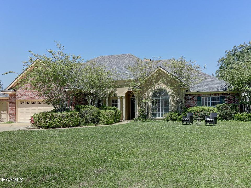 1st image of 204 Oak Hollow Dr