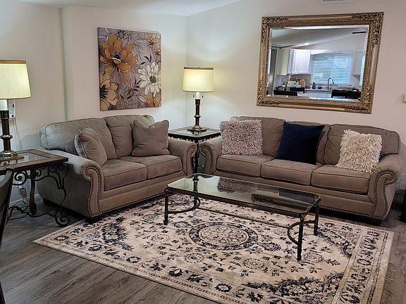 Spacious living area.
Fully furnished.