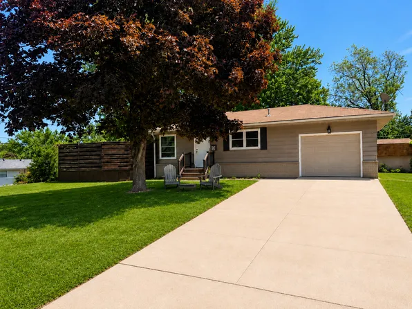 402 Sunset Ct NE, Stewartville, MN 55976