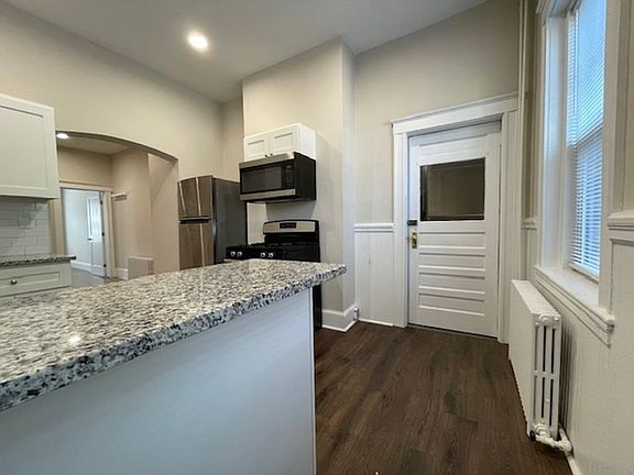 4th image of 996 Chestnut St APT 1