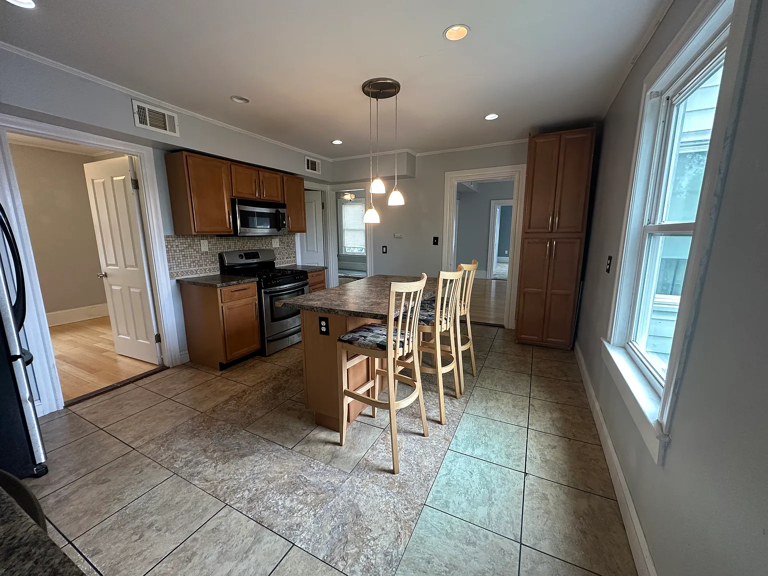 3 bed, 1194 sqft, $2,850 — Photo 2