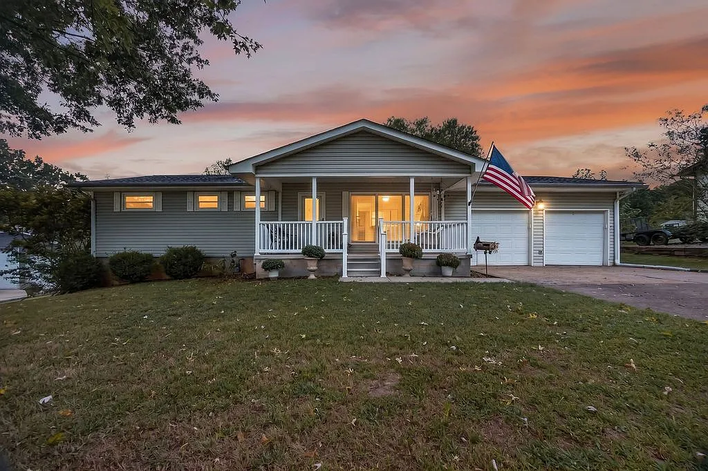 3 bed, 2.5 bath, 1720 sqft, $2,450 — Photo 1