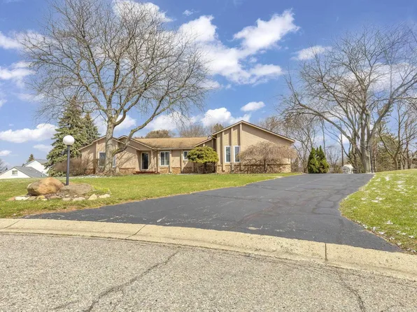 133 Laredo Ct, White Lake, MI 48386