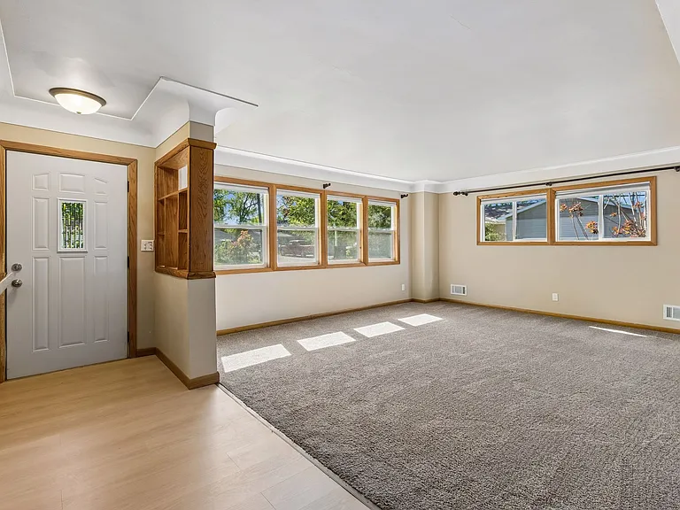 1099 Felix St — Photo 4