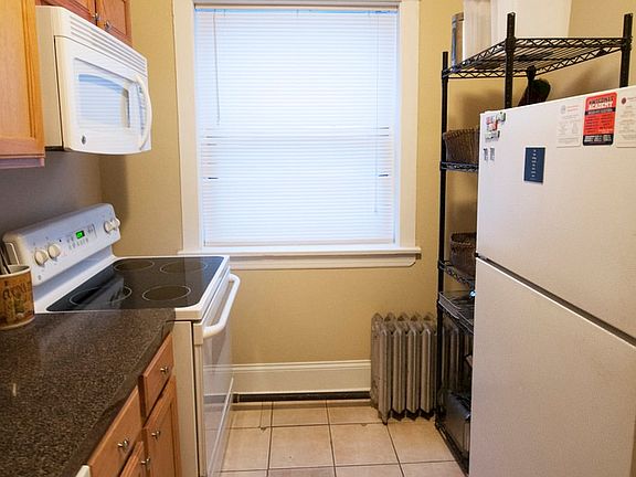 4th image of 1596 Oak Ave APT 3