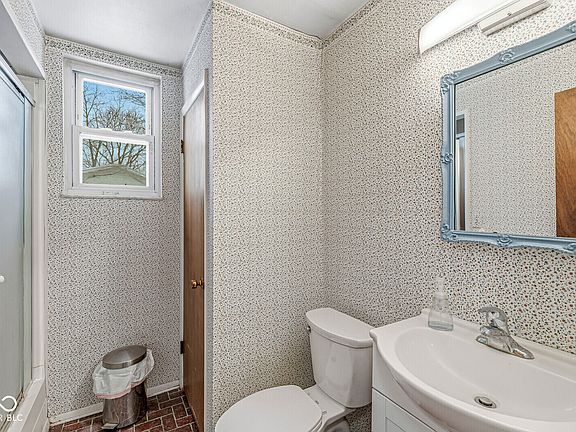 4th image of 402 Jenny Ln
