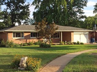 7100 Hollymont Dr, Saint Louis, MO 63123