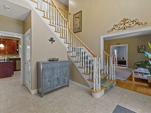 4th image of 8 Karen Ln