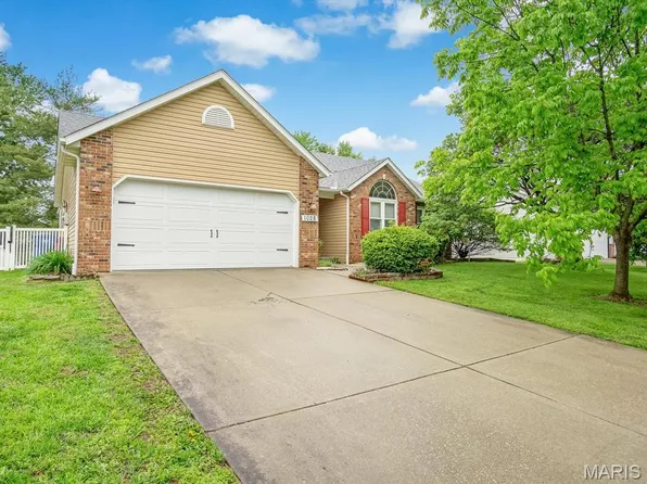 1028 Meadow Lake Dr, Maryville, IL 62062