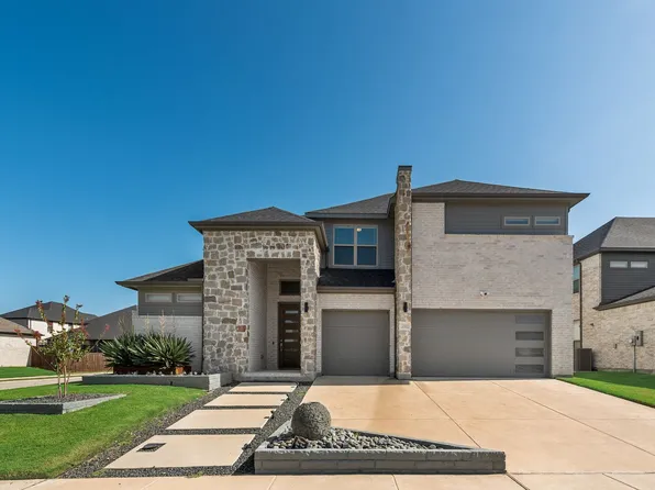 211 Coyote Creek Dr, Lavon, TX 75166