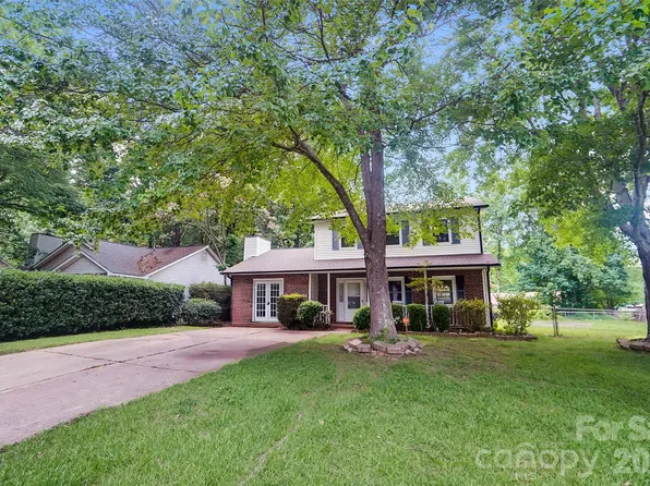 900 Highland Mist Ln, Charlotte, NC 28215