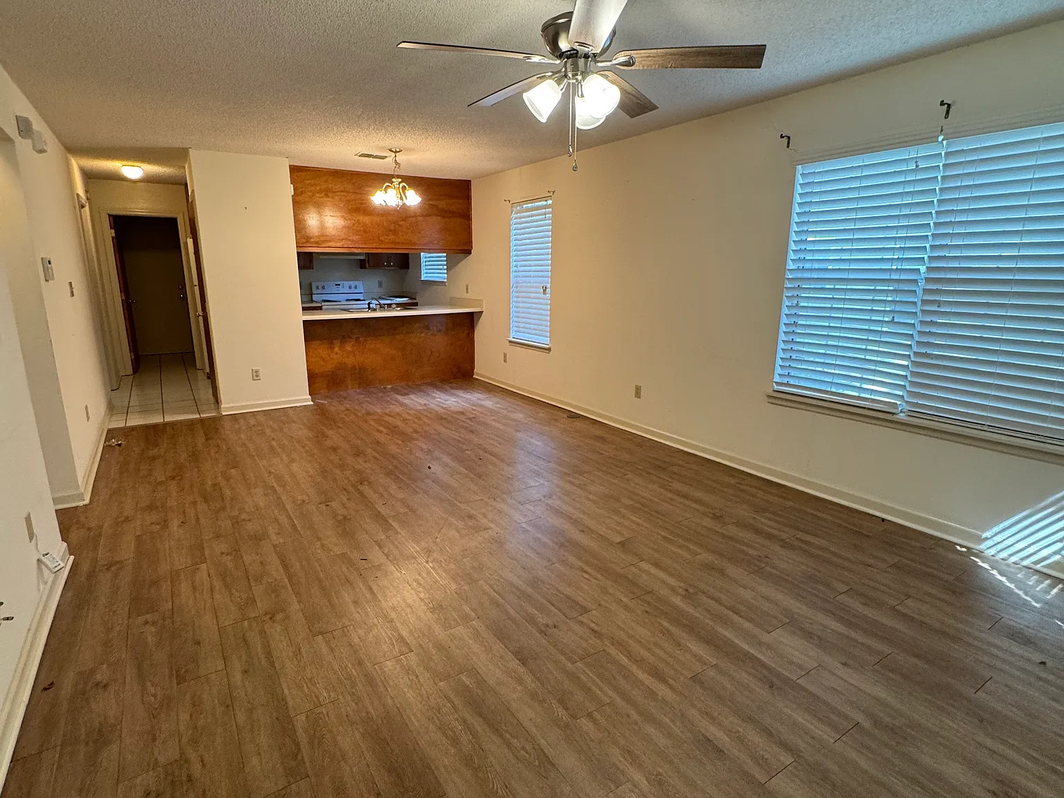 2 bed, 1000 sqft, $1,100 — Photo 3