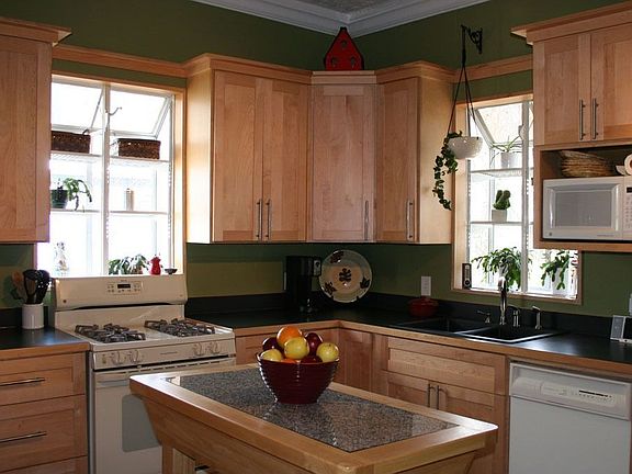 Great kitchen w/maple cabinets, island & garden windows.