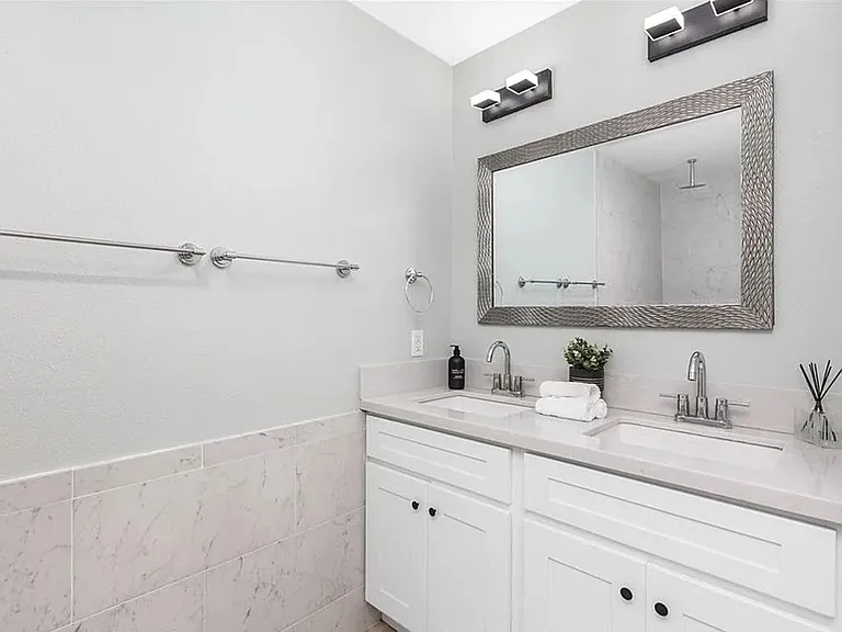 2bd/1ba Adu Apartment In Belmont Heights — Photo 11