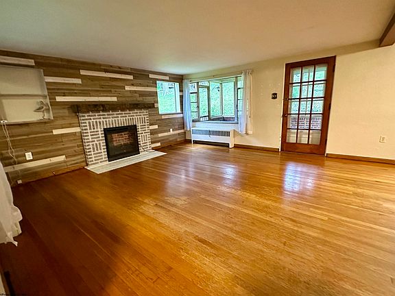3rd image of 1078 Brookside Dr