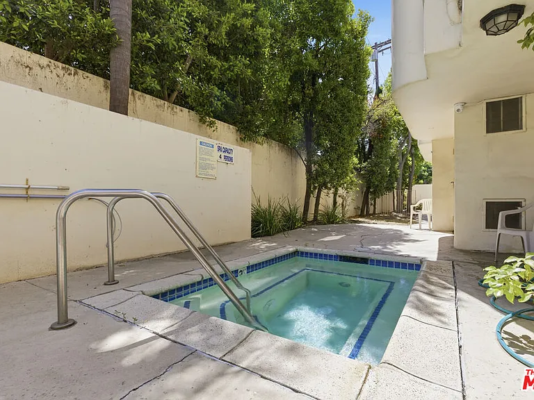 11110 Camarillo St #122 — Photo 26