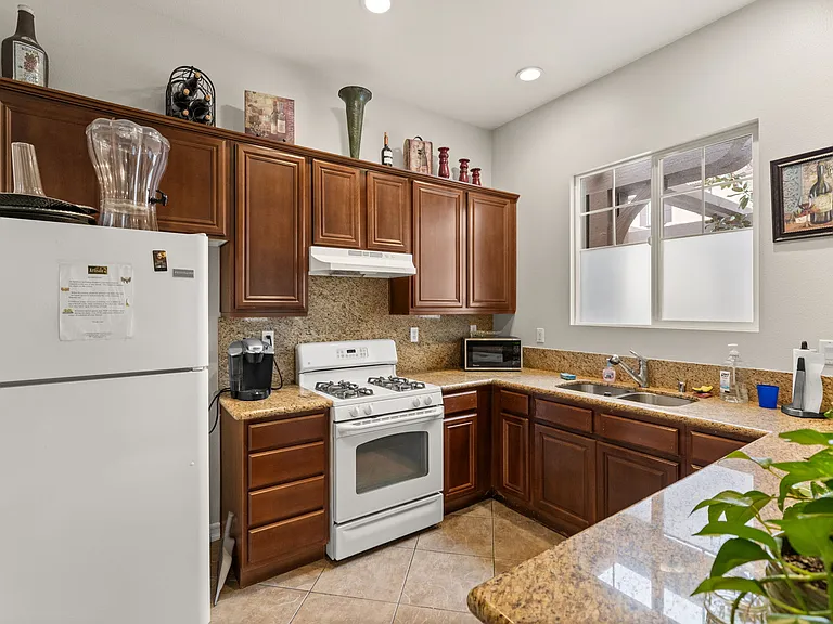 13190 Murano Ave — Photo 34