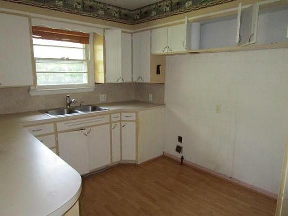 4th image of 1203 E Delaware Ave