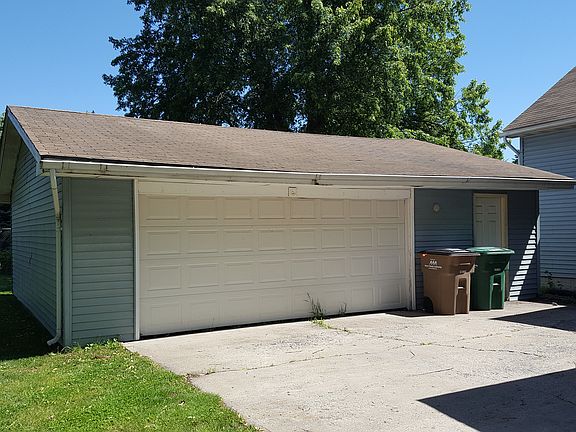 Oversized 2-car Garage