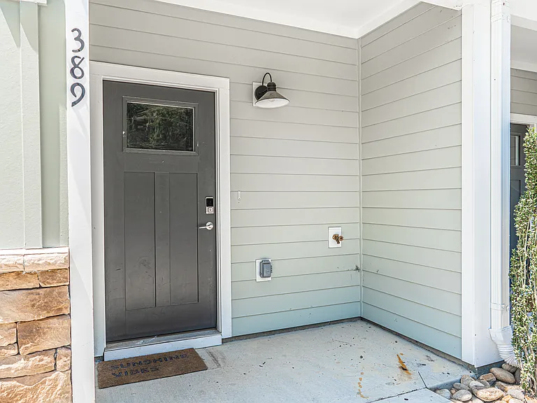 389 James St — Photo 2