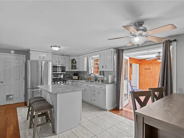 161 N Country Club Dr, Warwick, RI 02888