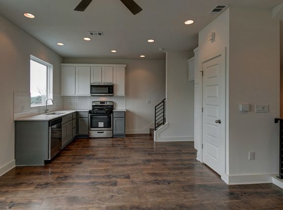 4th image of 3007 E 12th St Unit 8-1
