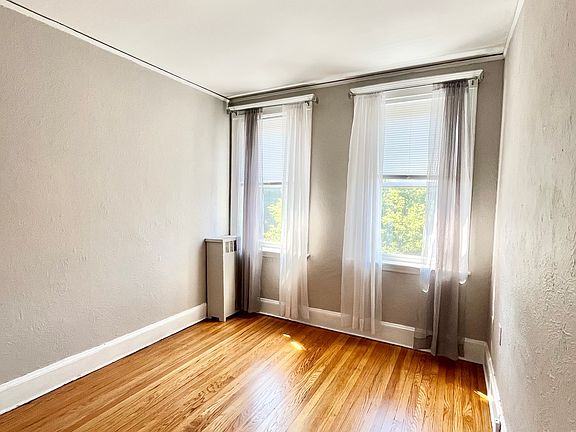 3rd image of 129 Chiswick Rd APT 13