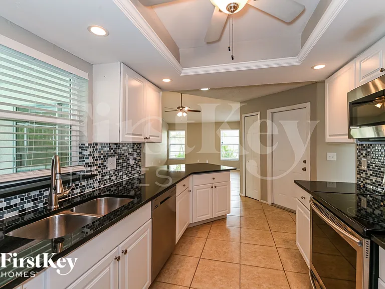 4404 SW 6th Pl — Photo 5