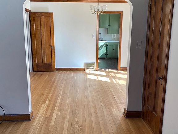 2nd image of 1563 Victoria Ave