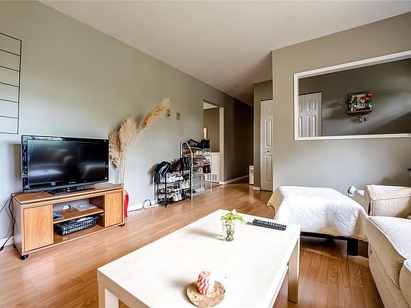 4th image of 4120 Quadra St