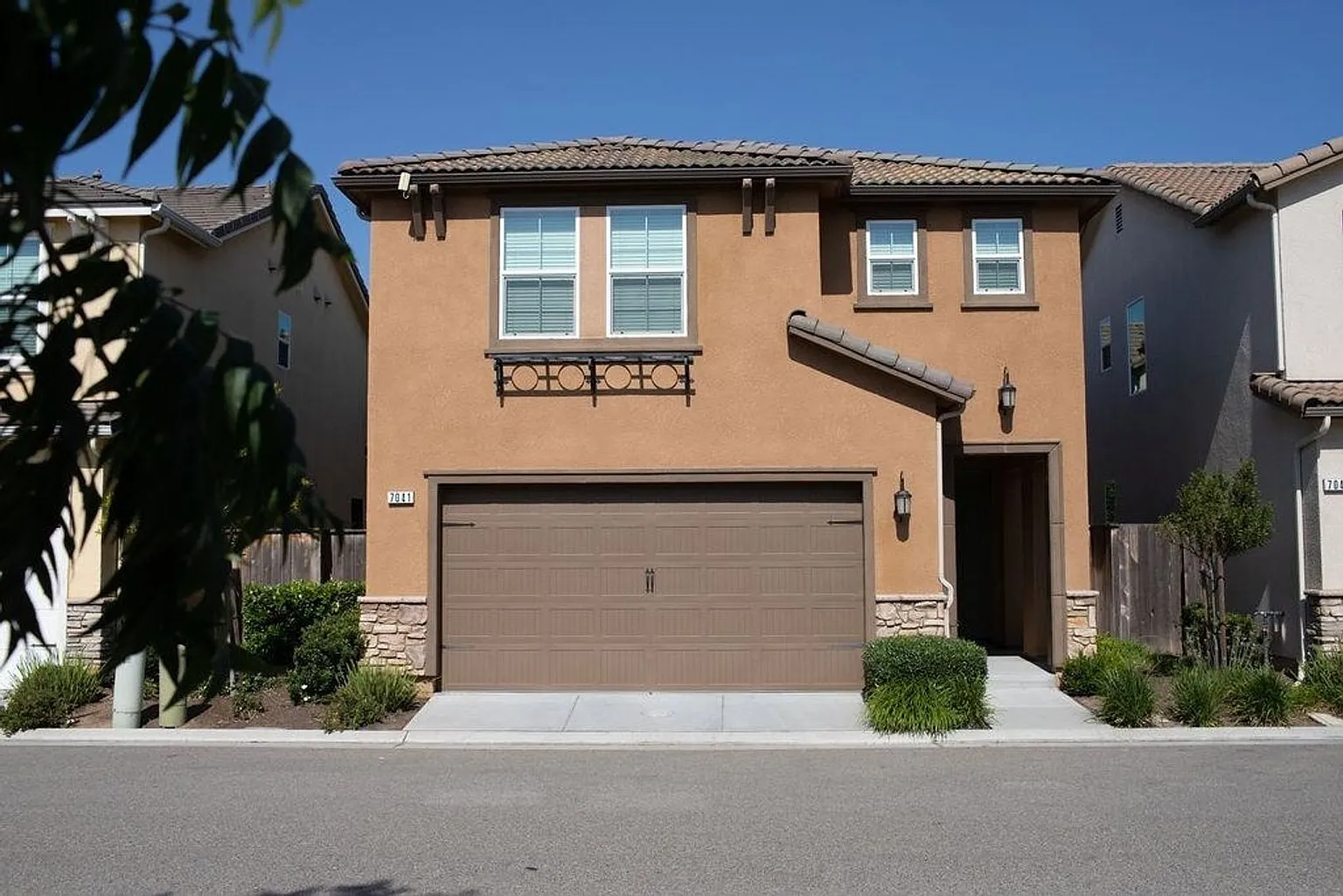 7041 N Oratorio Dr photo 1