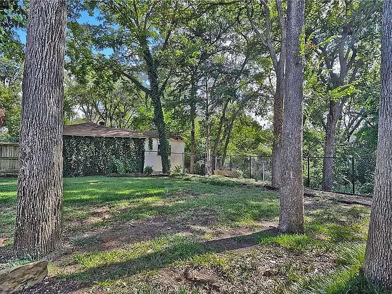 8315 Lullwater Dr — Photo 2