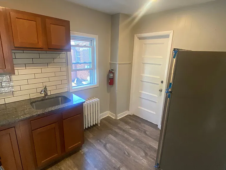 2527 Edgemont Ave — Photo 6
